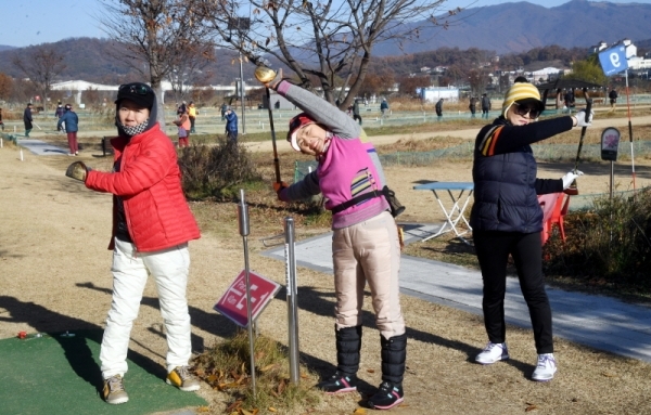 '제3회 물맑은 양평 전국파크골프대회'가 개회된 20일 오전 양평 강상체육공원 파크골프장에서 참가자들이 경기 시작전 몸을 풀고 있다.  양평군 체육회와 경기일보 주최로 이틀간 진행되는 이번 대회에는 전국 파크골프 동호인 100개 팀이 참가해 기량을 겨뤘다. 김시범기자