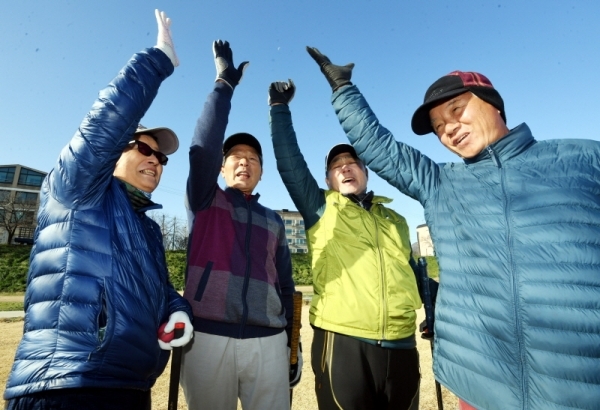 '제3회 물맑은 양평 전국파크골프대회'가 개회된 20일 오전 양평 강상체육공원 파크골프장에서 한 참가팀이 경기 시작전 파이팅을 외치고 있다.  양평군 체육회와 경기일보 주최로 이틀간 진행되는 이번 대회에는 전국 파크골프 동호인 100개 팀이 참가해 기량을 겨뤘다. 김시범기자