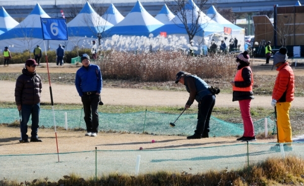 '제3회 물맑은 양평 전국파크골프대회'가 개회된 20일 오전 양평 강상체육공원 파크골프장에서 참가자들이 경기 시작전 몸을 풀고 있다.  양평군 체육회와 경기일보 주최로 이틀간 진행되는 이번 대회에는 전국 파크골프 동호인 100개 팀이 참가해 기량을 겨뤘다. 김시범기자