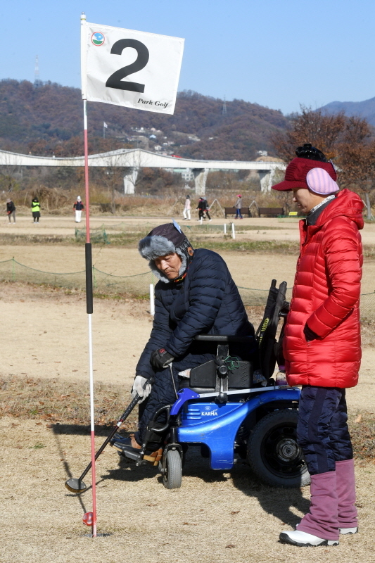 '제3회 물맑은 양평 전국파크골프대회'가 개회된 20일 오전 양평 강상체육공원 파크골프장에서 한 장애인이 경기를 펼치고 있다.  양평군 체육회와 경기일보 주최로 이틀간 진행되는 이번 대회에는 전국 파크골프 동호인 100개 팀이 참가해 기량을 겨뤘다. 김시범기자