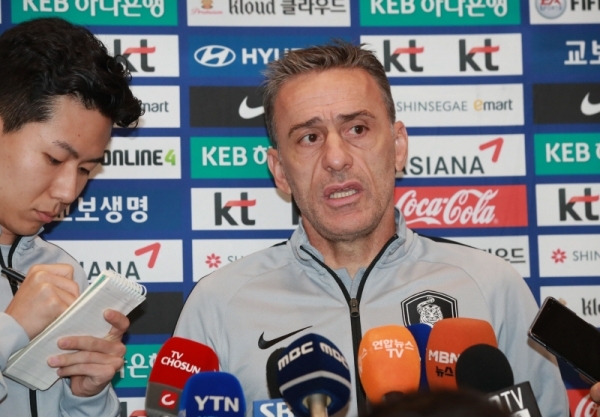 대한민국 축구대표팀 파울루 벤투 감독이 중동 원정 2연전을 마치고 20일 인천국제공항을 통해 입국, 취재진 질문에 답하고 있다.연합뉴스