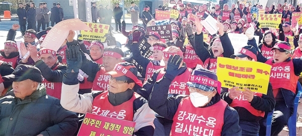 20일 오전 10시께 용인시청 앞에서 원삼면 주민 등 300여 명이 반도체클러스터 토지 강제수용 절대 반대와 생존권 보장을 요구하며 집회를 열고 있다. 김승수기자