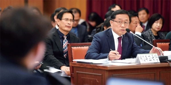 20일 경기도의회 교육위원회 2019년도 경기도교육청에 대한 행정사무감사에서 윤창하 제2부교육감이 의원들의 질의에 답변하고 있다. 전형민기자