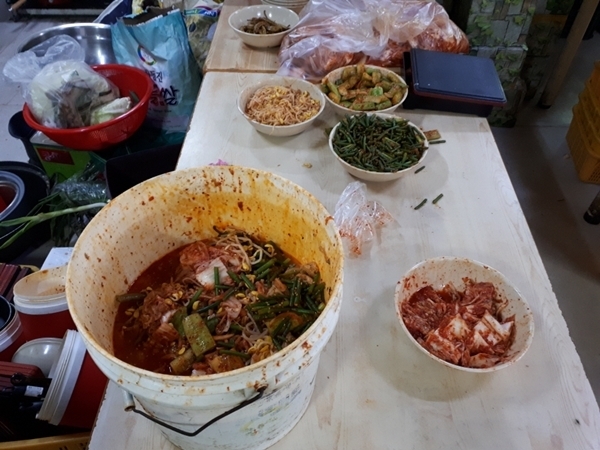 손님에게 배달되고 돌아온 잔반을 재사용할 목적으로 보관한 음식점. 경기도 제공