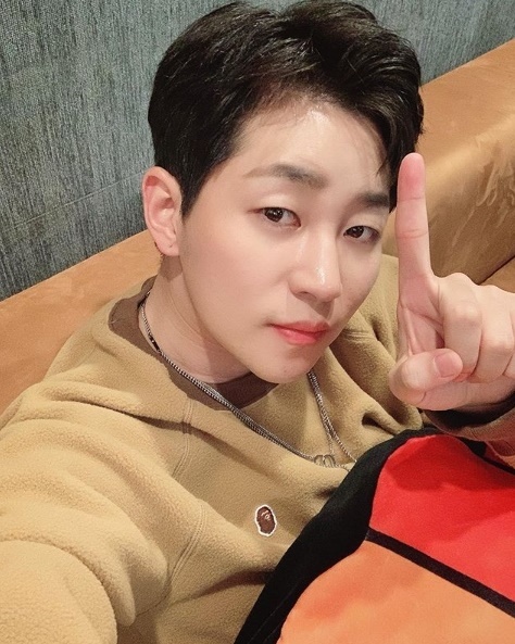 가수 딘딘. 인스타그램