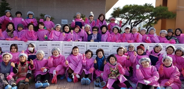 경기도여성단체협의회원들이 21일 사랑의 김장나눔 자원봉사활동을 펼친 후 기념촬영을 하고 있다.