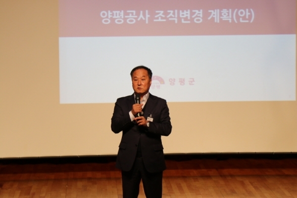 정동균 양평군수가 20일 어후4시 농민공청회에서 양평공사 해체와 친환경농산물 유통구조개편에 대해 설명하고 있다