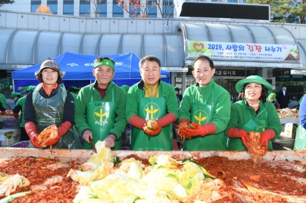 좌측부터 박귀애 전 수택2동 구리시새마을부녀회장, 백형록 새마을지도자 구리시협의회장, 안승남 시장, 곽경국 구리시새마을회장, 김광순 구리시새마을부녀회장