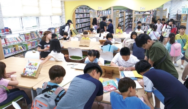 성남 수정초등학교 학생들이 반딧불이도서관에서 수업 후 책을 읽고 있다. 수정초 제공