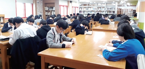 시흥 대흥중학교 학생들이 등교 후 도서관에서 독서를 하고 있다. 대흥중 제공