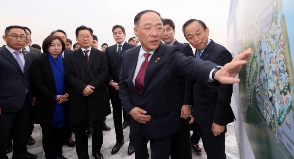 21일 오후  화성 국제테마파크 예정 부지에서 열린 '화성 국제테마파크 비전 선포식'에서 홍남기 부총리 겸 기획재정부 장관, 이재명 경기도지사, 정용진 신세계 부회장, 서철모 화성시장, 이학수 한국수자원공사 사장 등 참석자들이 사업부지에 대한 설명을 듣고 있다. 김시범기자