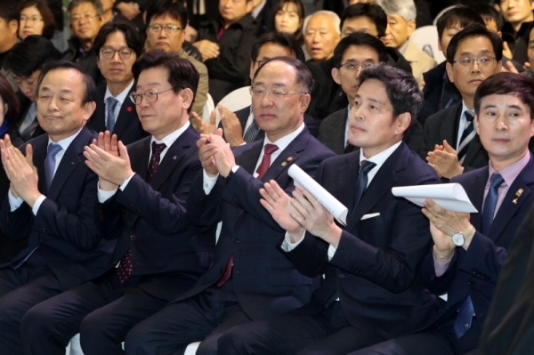21일 오후  화성 국제테마파크 예정 부지에서 열린 '화성 국제테마파크 비전 선포식'에서 홍남기 부총리 겸 기획재정부 장관, 이재명 경기도지사, 정용진 신세계 부회장, 서철모 화성시장, 이학수 한국수자원공사 사장 등 참석자들이 박수를 치고 있다. 김시범기자
