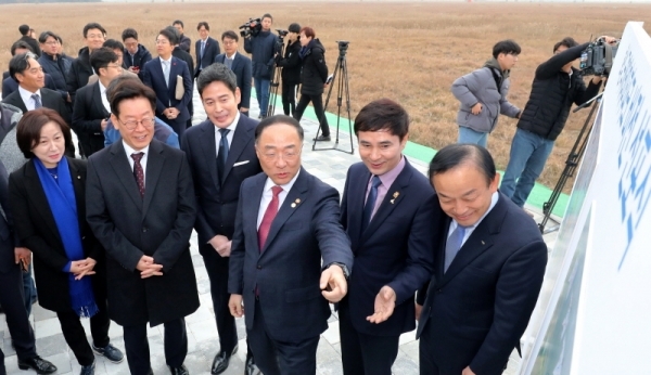 21일 오후  화성 국제테마파크 예정 부지에서 열린 '화성 국제테마파크 비전 선포식'에서 홍남기 부총리 겸 기획재정부 장관, 이재명 경기도지사, 정용진 신세계 부회장, 서철모 화성시장, 이학수 한국수자원공사 사장 등 참석자들이 사업부지에 대한 설명을 듣고 있다. 김시범기자