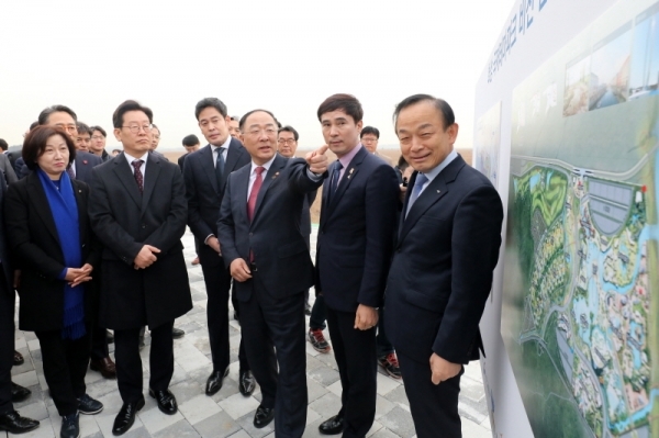 21일 오후  화성 국제테마파크 예정 부지에서 열린 '화성 국제테마파크 비전 선포식'에서 홍남기 부총리 겸 기획재정부 장관, 이재명 경기도지사, 정용진 신세계 부회장, 서철모 화성시장, 이학수 한국수자원공사 사장 등 참석자들이 사업부지에 대한 설명을 듣고 있다. 김시범기자
