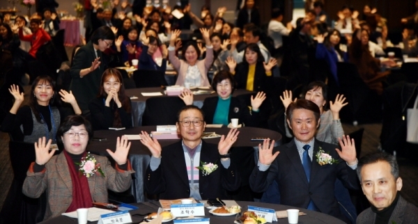 ‘2019 경기도 민주시민교육 토론회’가 21일 수원컨벤션센터에서 열려 조학수 경기도 평생교육국장, 한선재 경기도평생교육진흥원장, 박옥분 경기도의회 여성가족평생교육위원장 등 참석자들이 손을 흔들며 기념촬영을 하고 있다.전형민기자