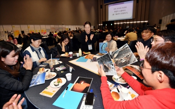 ‘2019 경기도 민주시민교육 토론회’가 21일 수원컨벤션센터에서 열린 ‘2019 경기도 민주시민교육 토론회’에서   참석자들이 ”따로 또 함께, 경기도 민주시민교육 짚어보기”란 주제로 원탁 토론을 하고 있다.전형민기자