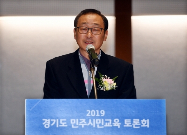 ‘2019 경기도 민주시민교육 토론회’가 21일 수원컨벤션센터에서 열려 조학수 경기도 평생교육국장이 인사말을 하고 있다.전형민기자