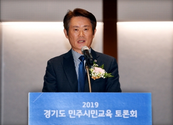 ‘2019 경기도 민주시민교육 토론회’가 21일 수원컨벤션센터에서 열려 한선재 경기도평생교육진흥원장이 인사말을 하고 있다.전형민기자