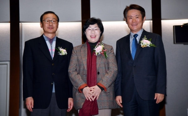 ‘2019 경기도 민주시민교육 토론회’가 21일 수원컨벤션센터에서 열려 (왼쪽부터) 조학수 경기도 평생교육국장, 박옥분 경기도의회 여성가족평생교육위원장, 한선재 경기도평생교육진흥원장이 기념촬영을 하고 있다.전형민기자