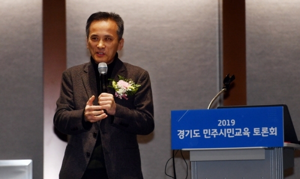 ‘2019 경기도 민주시민교육 토론회’가 21일 수원컨벤션센터에서 열린 ‘2019 경기도 민주시민교육 토론회’에서  김찬호 성공회대학교 교수가 “마음에서 시작하는 민주주의”란 주제로 기조강연을 하고 있다.전형민기자