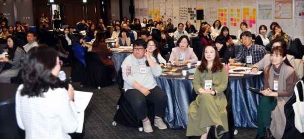 ‘2019 경기도 민주시민교육 토론회’가 21일 수원컨벤션센터에서 열린 ‘2019 경기도 민주시민교육 토론회’에서   참석자들이 ”따로 또 함께, 경기도 민주시민교육 짚어보기”란 주제로 원탁 토론을 하고 있다.전형민기자