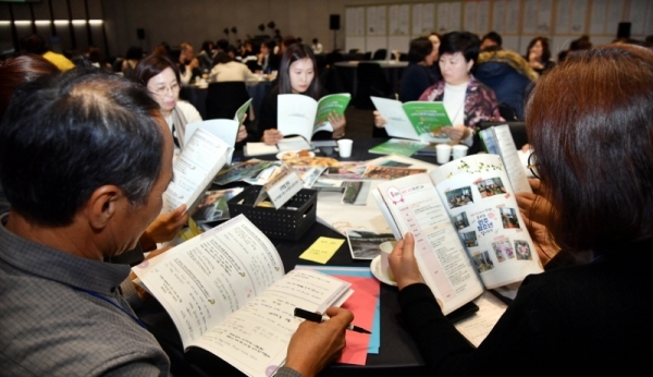 ‘2019 경기도 민주시민교육 토론회’가 21일 수원컨벤션센터에서 열린 ‘2019 경기도 민주시민교육 토론회’에서   참석자들이 ”따로 또 함께, 경기도 민주시민교육 짚어보기”란 주제로 원탁 토론을 하고 있다.전형민기자