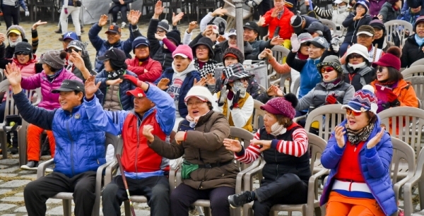 '제3회 물맑은 양평 전국파크골프대회' 2일차 경기가 열린 21일 오후 대회 폐회식에서 참가자들이 레크레이션을 즐기고 있다. 윤원규기자