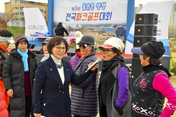 '제3회 물맑은 양평 전국파크골프대회' 2일차 경기가 열린 21일 오후 대회 폐회식에서 참가자들이 레크레이션을 즐기고 있다. 윤원규기자