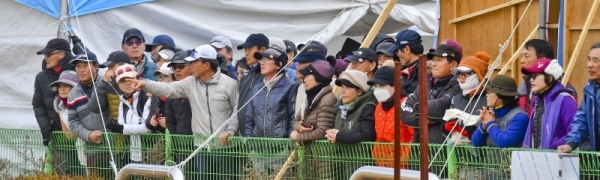 '제3회 물맑은 양평 전국파크골프대회' 2일차 경기가 열린 21일 오후 대회 남녀 순위결정전에 많은 관객들이 모여 관람하고 있다. 윤원규기자
