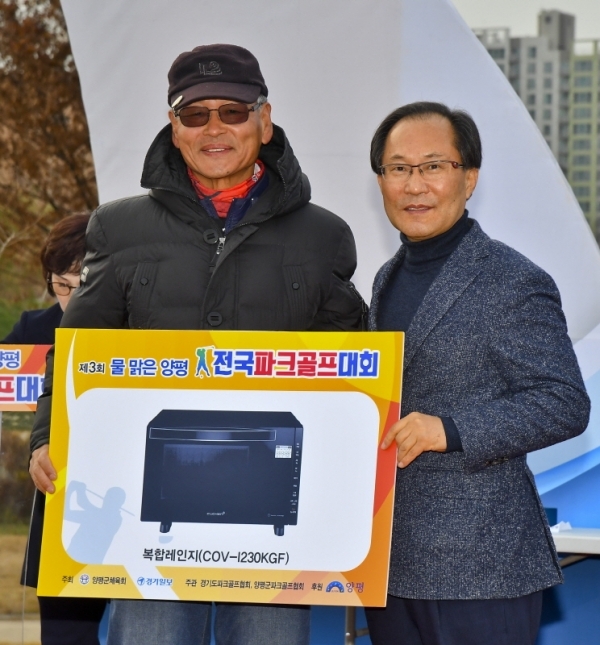 '제3회 물맑은 양평 전국파크골프대회' 2일차 경기가 열린 21일 오후 대회 폐회식에서 김연배 경기일보 사업부 국장이 경품추첨 후 기념촬영을 하고 있다. 윤원규기자