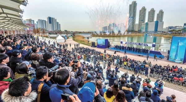 21일 오후 인천 서구 청라호수공원에서 열린 ‘청라시티타워 기공식’에서 사업부지 위로 기공을 알리는 축포가 터지고 있다. 조주현기자