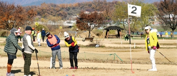 ‘제3회 물맑은 양평 전국파크골프대회’ 가 20일~21일까지 양평 강상체육공원 파크골프장에서 전국 파크골프 동호회 108개 조가 참가한 가운데 성황리에 개최됐다. 양평군 체육회와 경기일보 주최로 열린 이번대회에서 참가자들이 한타 한타 신중하게 경기를 벌이고 있다. 김시범ㆍ윤원규기자
