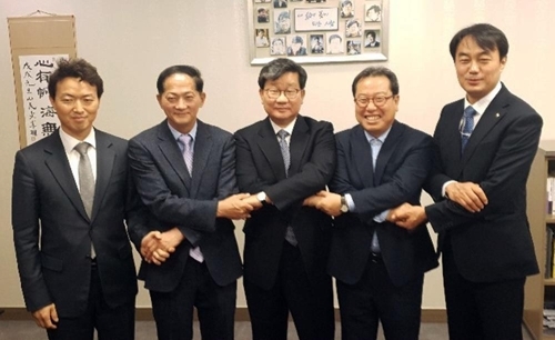 ▲ 3기 신도시 자치단체협의회 소속 조광한 남양주시장, 이재준 고양시장, 김상호 하남시장, 김종천 과천시장 등 4명은 21일 국회에서 더불어민주당 전해철 예산결산위원회 간사를 만나 양도소득세 감면을 설명하고 관련 법안의 빠른 의결을 요청했다.왼쪽부터 김종천 과천시장, 이재준 고양시장, 전해철 예산결산위원회 간사, 조광한 남양주시장, 김상호 하남시장. 남양주시