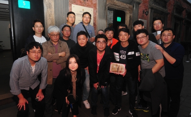 23일 중국 상해임시정부를 견학한 인천경기기자협회 집행부가 기념촬영을 하고 있다.