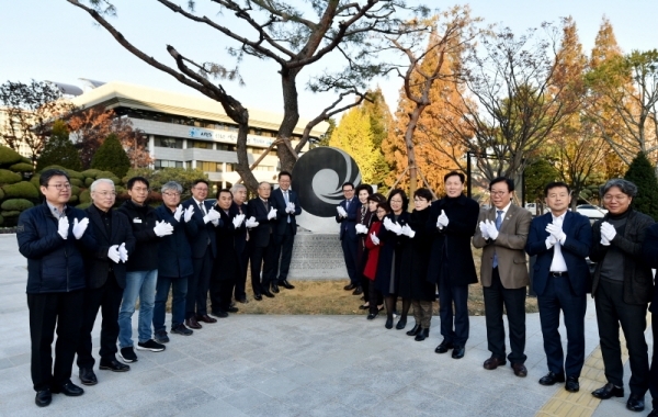 지난 22일 인천 남동구 인천시청 인천애뜰에서 열린 ‘시민주권선언 기념비 제막식 및 인천애뜰 개장 기념식수 행사’에서 박남춘 인천시장 등이 기념비를 제막하고 있다. 인천시 제공