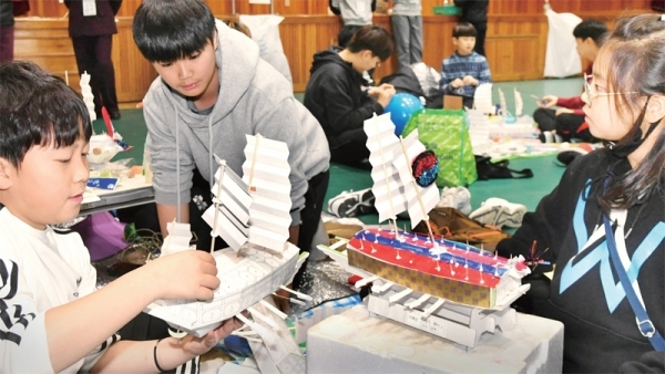 23일 파주 문산중학교에서 열린 ‘제15회 한반도 평화수도 파주 전국학생거북선창의탐구축제’에서 주제창작 거북선 부문에 참가한 학생들이 작품을 만들고 있다.