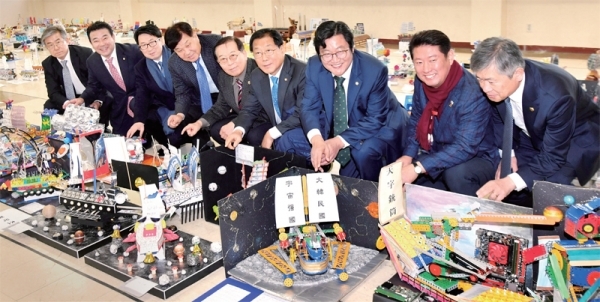 최종환 파주시장, 손배찬 파주시의장, 윤후덕 국회의원, 신항철 경기일보 대표이사 사장, 이형수 파주시교육장, 정헌모 한국학교발명협회장 등 내빈이 학생들이 출품한 탐구창작 거북선 작품을 살펴보고 있다. 전형민기자