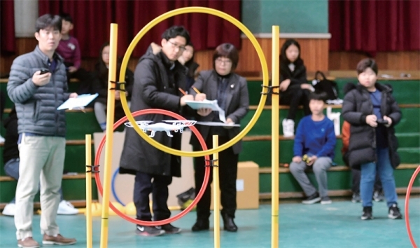 드론항공 거북선 부문에 참가한 학생들이 경기를 하고 있다. 전형민기자