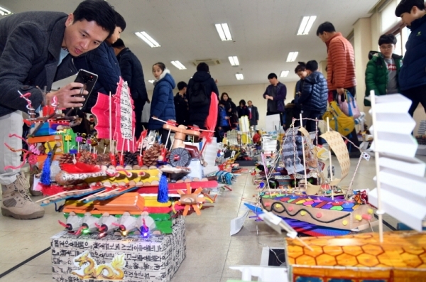 23일 파주 문산중학교에서 열린 ‘제15회 한반도 평화수도 파주 전국학생 거북선창의탐구축제’에서 관람객들이 학생들이 출품한 탐구창작 거북선 작품을 살펴보고 있다.전형민기자