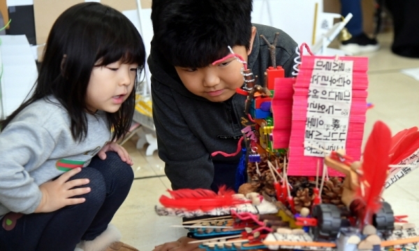 23일 파주 문산중학교에서 열린 ‘제15회 한반도 평화수도 파주 전국학생 거북선창의탐구축제’에서 관람객들이 학생들이 출품한 탐구창작 거북선 작품을 살펴보고 있다.전형민기자