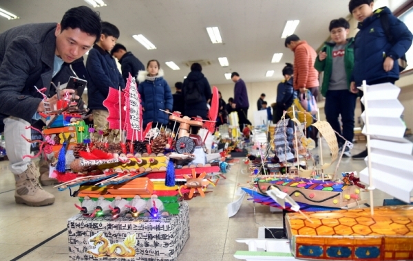 23일 파주 문산중학교에서 열린 ‘제15회 한반도 평화수도 파주 전국학생 거북선창의탐구축제’에서 관람객들이 학생들이 출품한 탐구창작 거북선 작품을 살펴보고 있다.전형민기자