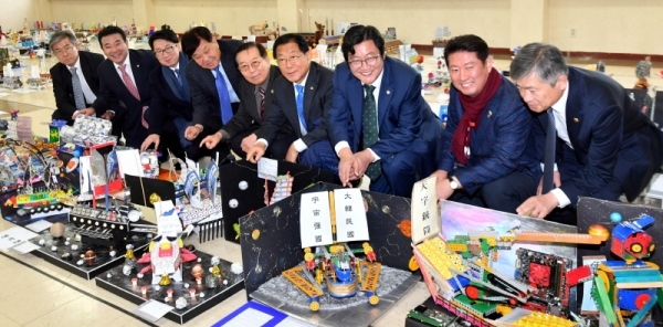 23일 파주 문산중학교에서 열린 ‘제15회 한반도 평화수도 파주 전국학생 거북선창의탐구축제’에서 참석한 최종환 파주시장, 손배찬 파주시의장, 윤후덕 국회의원, 신항철 경기일보 대표이사 사장,이형수 파주시교육장,   정헌모 한국학교발명협회장 등 내빈이 학생들이 출품한 탐구창작 거북선 작품을 살펴보고 있다.전형민기자