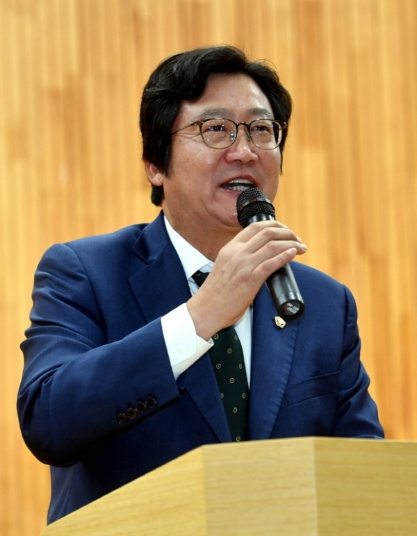 23일 파주 문산중학교에서 열린 ‘제15회 한반도 평화수도 파주 전국학생 거북선창의탐구축제’에서 손배찬 파주시의장이 인사말을 하고 있다.전형민기자