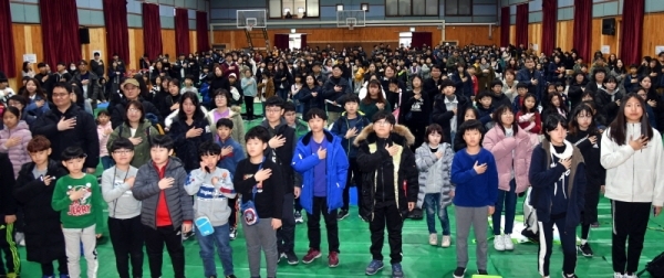 23일 파주 문산중학교에서 열린 ‘제15회 한반도 평화수도 파주 전국학생 거북선창의탐구축제’에서 참가자들이 국민의례를 하고 있다.전형민기자