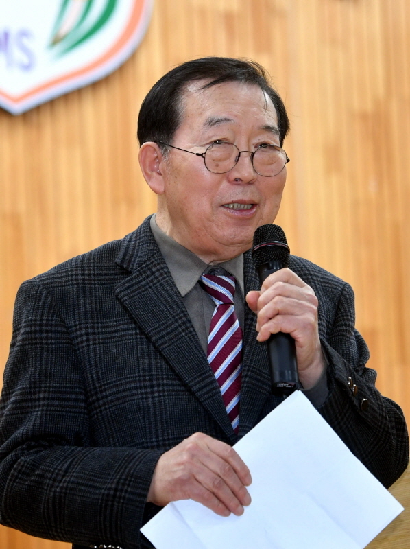 23일 파주 문산중학교에서 열린 ‘제15회 한반도 평화수도 파주 전국학생 거북선창의탐구축제’에서  정헌모 한국학교발명협회장이 인사말을 하고 있다.전형민기자