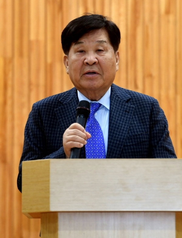 23일 파주 문산중학교에서 열린 ‘제15회 한반도 평화수도 파주 전국학생 거북선창의탐구축제’에서 신항철 경기일보 대표이사 사장이 인사말을 하고 있다.전형민기자