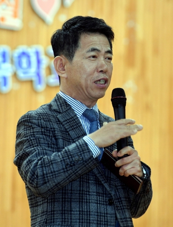 23일 파주 문산중학교에서 열린 ‘제15회 한반도 평화수도 파주 전국학생 거북선창의탐구축제’에서 이형수 파주시교육장이 인사말을 하고 있다.전형민기자