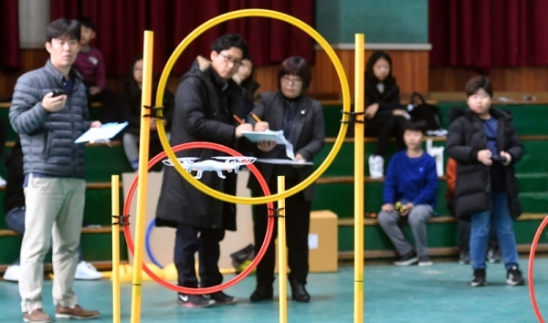 23일 파주 문산중학교에서 열린 ‘제15회 한반도 평화수도 파주 전국학생 거북선창의탐구축제’에서 드론항공 거북선 부문에 참가한 학생들이 경기를 하고 있다.전형민기자