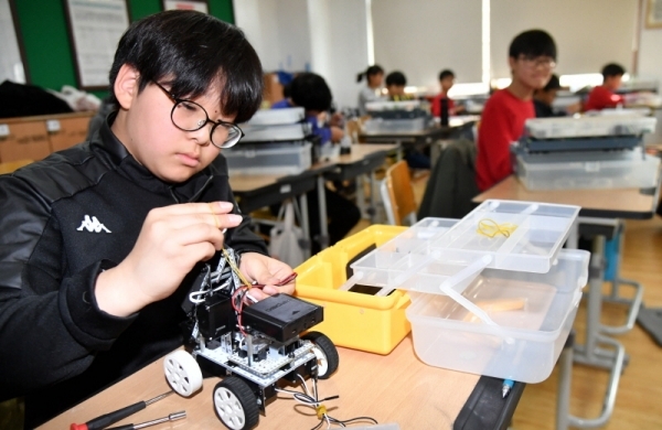 23일 파주 문산중학교에서 열린 ‘제15회 한반도 평화수도 파주 전국학생 거북선창의탐구축제’에서 로봇창작 거북선 부문에 참가한 학생들이 작품을 만들고 있다.전형민기자