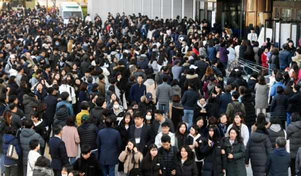 경기지역 대학별로  2020학년도 수시 논술, 적성고사, 면접 등이 한창인 가운데 24일 성남 가천대학교에서 적성고사를 마친 수험생들이 마중나온 학부모와 함께 학교를 나서고 있다. 김시범기자